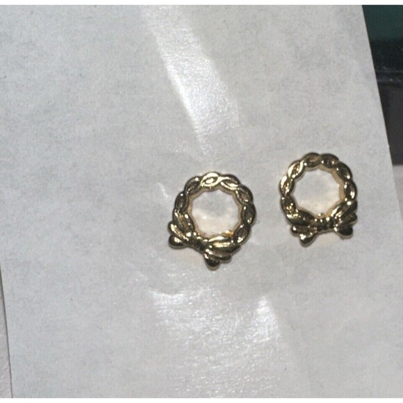 Vintage 1982 Avon Wreath Tiny Lightweight Gold Tone Christmas Pierced Earrings - Picture 3 of 7